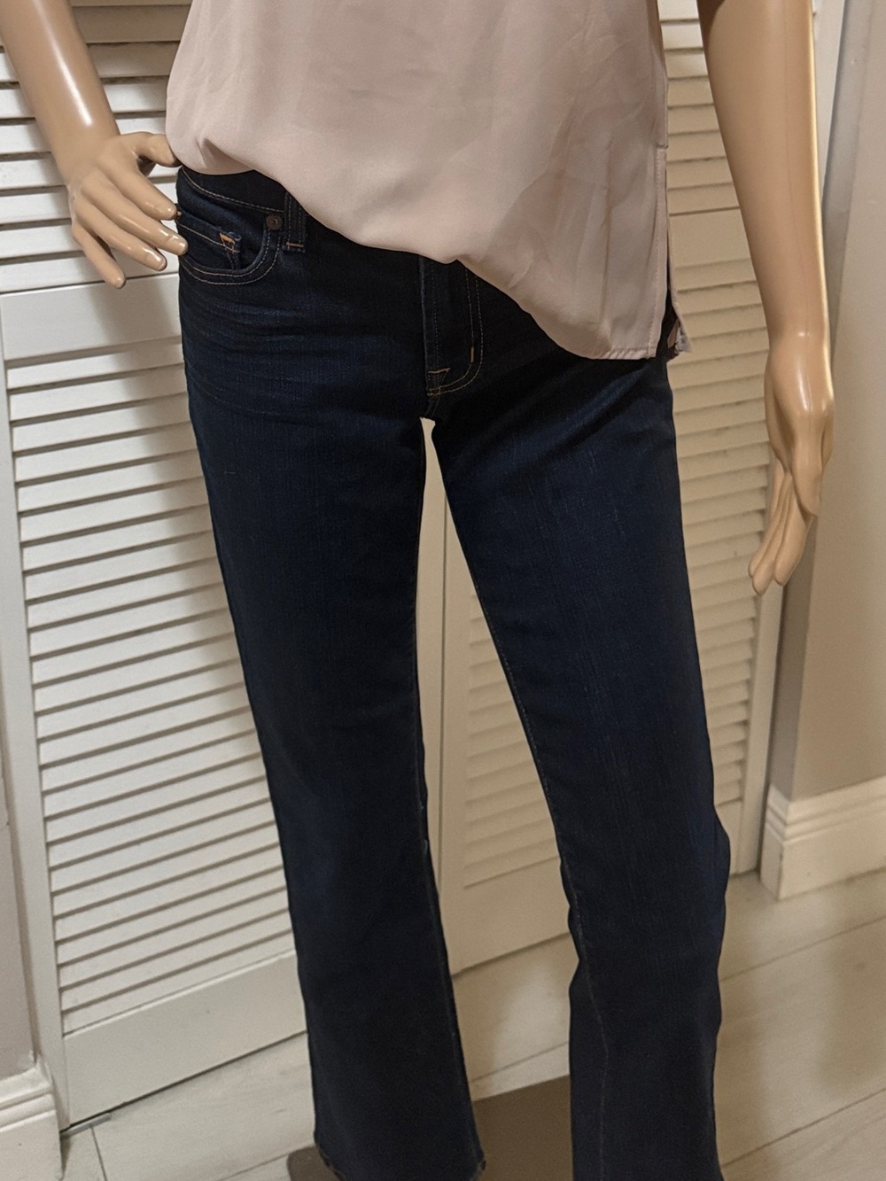 J Brand Dark Wash Cropped Straight Leg– Size 27